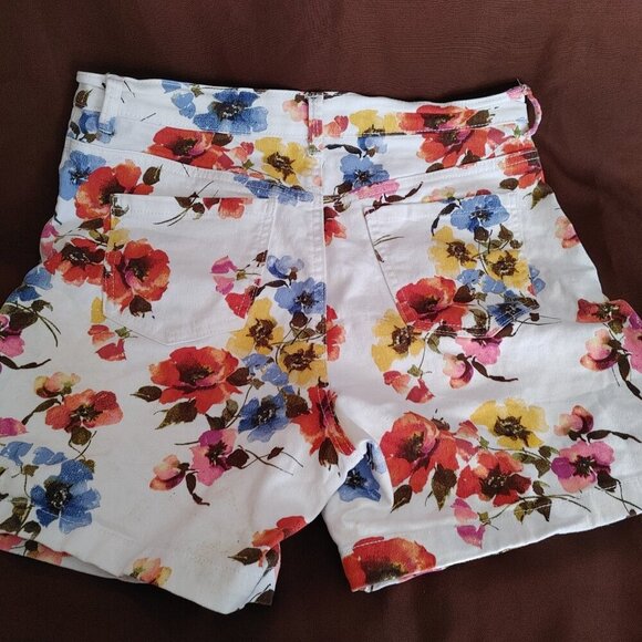 Gloria Vanderbilt Floral Bermuda Shorts White Red Size 8 - Picture 2 of 7
